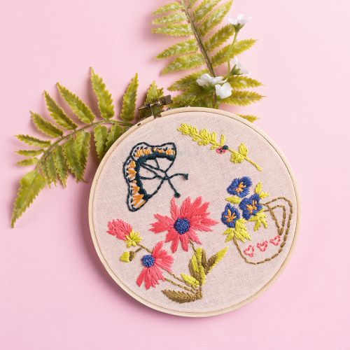 EMBROIDERY KIT THE FABRIC CLUB X UNE RATON - FLORAL